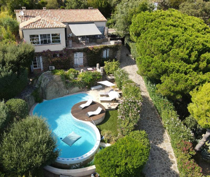 Maison vue mer avec piscine à vendre, 5 chambres + terrain 920 m² avec permis accepté pour construction d'une 2e villa vue mer Bormes les Mimosas  Var  