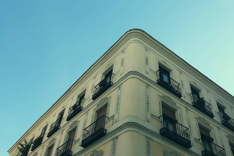 Prix au m2 pour estimer le prix de vente d'un appartement 2 pièces avec balcon et garage à Bormes les Mimosas